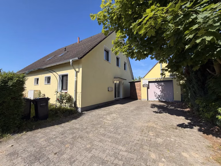 Zuhause mit Zukunft . Gepflegtes Zweifamilienhaus mit vielen Möglichkeiten: 6-8 Zimmer