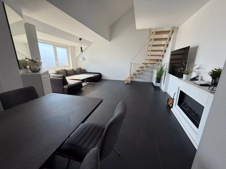 Exklusive Maisonette-Dachgeschosswohnung mit großem Balkon und Blick ins Grüne Nähe Messe Frankfurt