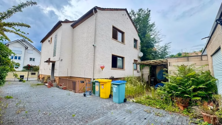 Zweifamilienhaus mit Potenzial in Rodgau-Jügesheim .Zwei großzügige Wohnungen, Hof und Nebengebäude