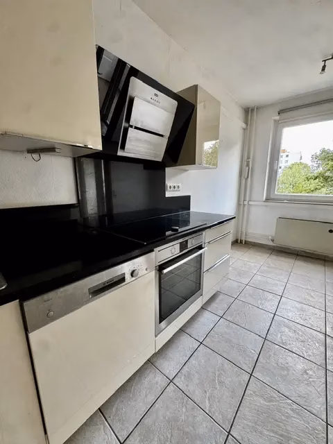 Gepflegte 2-Zimmer-Eigentumswohnung mit Balkon, Einbauküche und Klimaanlage – sofort verfügbar